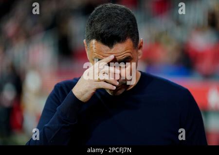 Girona, Spanien. 13. März 2023. Miguel Angel Sanchez Coach (Girona FC) wird während des Fußballspiels La Liga zwischen dem Girona FC und Atletico de Madrid im Montilivi Stadion am 13. März 2023 in Girona, Spanien, abgebildet. Foto: Siu Wu. Kredit: dpa/Alamy Live News Stockfoto