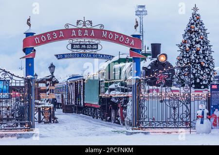 Sortavala, Russland - 24. Februar 2023: Silvesterdampfzug steht am Bahnsteig. Stockfoto