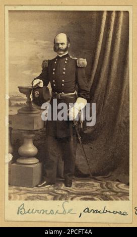 Brigadegeneral Ambrose E. Burnside, durchgehendes Studioporträt, steht, leicht nach links gerichtet, trägt Militäruniform. Der von Bibliotheksmitarbeitern ausgearbeitete Titel "With Malice towards None : the Abraham Lincoln Bicentennial Exhibition", ausgestellt in der Library of Congress, Washington, D.C., 2009. Burnside, Ambrose Everett, 1824-1881, Generäle, Union, 1860-1880, Usa, Geschichte, Bürgerkrieg, 1861-1865, Militärpersonal, Union. Stockfoto