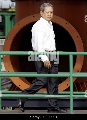 Thai Interim Prime Minister Surayud Chulanont is surrounded by newsmen