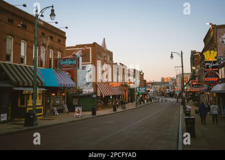 Beale Street bei Sonnenuntergang, Memphis, Tennessee Stockfoto