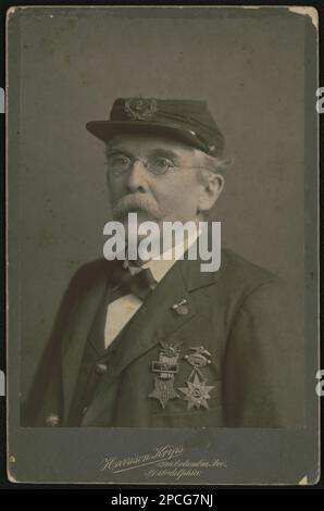 Nicht identifizierter Bürgerkriegsveteran mit Medaillen der Grand Army of the Republic / Harrison Krips, 1500 Columbia Ave., Philadelphia. Liljenquist Family Sammlung von Bürgerkriegsfotos, pp/liljvet. Große Armee der Republik, Volk, 1890-1910, Vereinigte Staaten, Armee, Menschen, 1890-1910, Veteranen, Union, 1890-1810, Usa, Geschichte, Bürgerkrieg, 1861-1865, Veteranen, Gewerkschaft. Stockfoto