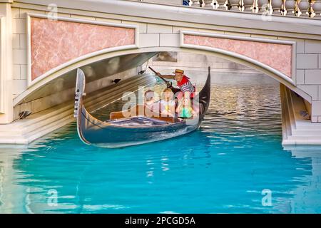 Las Vegas, USA - 17. Juli 2008: Venezianisches Thema mit Gondel auf dem Wasser und Caesars Casino Hotel in Las Vegas, Nevada. Stockfoto