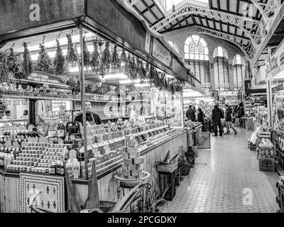 Valencia, Spanien - 28. Januar 2017: Das Innere des Zentralmarkts von Valencia, auch bekannt als Mercat Central oder Mercado Central, in der Stadt VA Stockfoto