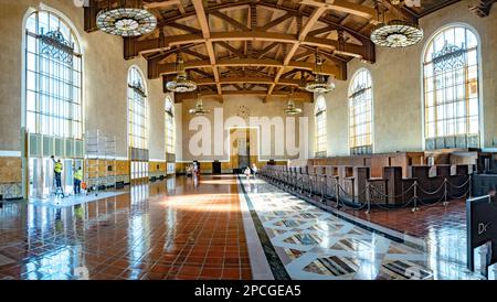 Los Angeles, USA - APR 18, 2019: : Innenansicht der Union Station in Los Angeles. Der Bahnhof ist der verkehrsreichste Bahnhof im Westen der Vereinigten Staaten. Stockfoto