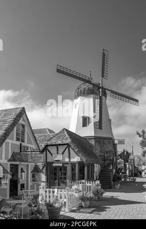 Solvang, Kalifornien, USA - 22. APRIL 2019: Alte Windmühle in der historischen Innenstadt von Solvang, Santa Ynez Valley in Santa Barbara County. Ein dänisches Dorf ist Stockfoto