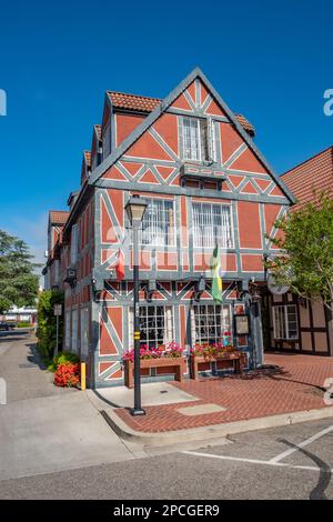 Solvang, California, USA - 22. APRIL 2019: Alte Hauptstraße in der historischen Innenstadt von Solvang, Santa Ynez Valley in Santa Barbara County. Ein dänisches Dorf i Stockfoto