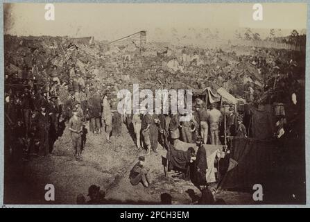 Andersonville Gefängnis, Georgia, 17. August 1864. Rationen ausstellen, Blick vom Haupttor. Nr. 8220, Titel von Artikel, Identifikation des Fotografen von Kopie desselben Fotos verarbeitet als PH - Riddle, Nr. 2, handgeschrieben auf Verso: „[Miller] Vol. VII, S. 131', Gift; Oberst Godwin Ordway; 1948. Vereinigte Staaten, Geschichte, Bürgerkrieg, 1861-1865, Vereinigte Staaten, Georgia, Andersonville. Stockfoto