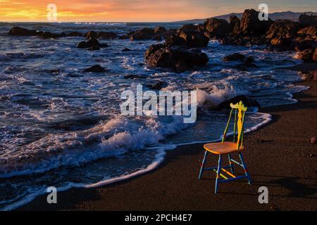 Die Beste Aussicht Direkt Am Ufer, Old Vintage Chair At Sunset Stockfoto