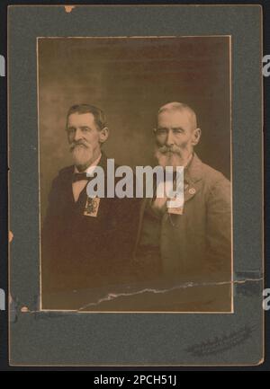 Zwei nicht identifizierte Veteranen aus dem Bürgerkrieg trugen Abzeichen für das United Confederate Veterans Reunion 1901 in Memphis, Tennessee. / McCrary & Branson, Memphis, Tennessee... Liljenquist Family Sammlung von Bürgerkriegsfotos, pp/liljvet. United Confederate Veterans, People, 1900-1910, Confederate States of America, Army, People, 1900-1910, Veterans, Confederate, 1900-1910, Usa, Geschichte, Bürgerkrieg, 1861-1865, Veteranen, Konföderierte. Stockfoto