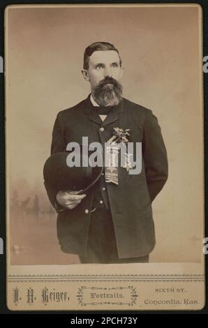 Nicht identifizierter Veteran aus dem Bürgerkrieg, der eine Medaille und ein Gedenkband trägt Geiger, Porträts, Sixth St., Concordia, Kas... Liljenquist Family Sammlung von Bürgerkriegsfotos, pp/liljvet. Große Armee der Republik, Volk, 1880-1910, Vereinigte Staaten, Armee, Menschen, 1880-1910, Veteranen, Union, 1880-1810, Usa, Geschichte, Bürgerkrieg, 1861-1865, Veteranen, Gewerkschaft. Stockfoto