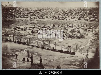 Andersonville Gefängnis, Georgia, 17. August 1864. Vogelperspektive. Nr. 8218, Titel von Punkt, handgeschrieben auf Verso: „Miller, Vol. VII, S. 175.', Gift; Oberst Godwin Ordway; 1948. Vereinigte Staaten, Geschichte, Bürgerkrieg, 1861-1865, Vereinigte Staaten, Georgia, Andersonville. Stockfoto