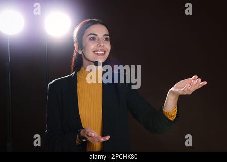 Motivationslautsprecher mit Headset, das auf der Bühne läuft Stockfoto