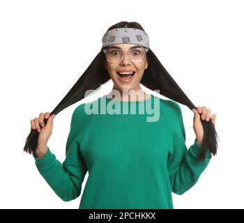 Junge Frau mit stilvollem Bandana auf weißem Hintergrund Stockfoto