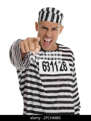 Emotionaler Gefangener in gestreifter Uniform, der auf die Kamera auf weißem Hintergrund zeigt Stockfoto