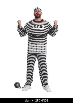 Gefangener in Spezialuniform mit angeketteten Händen und Metallkugel auf weißem Hintergrund Stockfoto