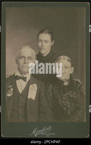 Nicht identifizierter Veteran aus dem Bürgerkrieg trägt ein Band von Joseph E. Johnston Camp Nr. 1 mit seiner Frau und Tochter / Monfort, Bardstown, Ky. Liljenquist Family Sammlung von Bürgerkriegsfotos, pp/liljvet, pp/liljwoch. United Confederate Veterans, People, 1890-1900, Confederate States of America, Army, People, 1890-1910, Veterans, Confederate, 1890-1910, Frauen, 1890-1910, Familien, 1890-1910, Usa, Geschichte, Bürgerkrieg, 1861-1865, Veteranen, Konföderierte. Stockfoto