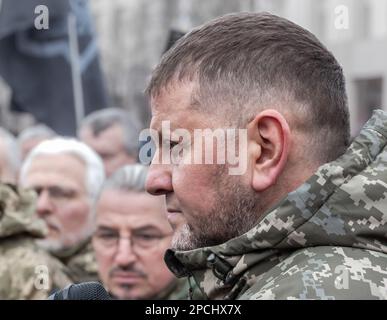 Kiew, Ukraine. 10. März 2023. Valeriy Fjodorovych Zaluzhniy lässt sich im Sarg mit der Leiche des ukrainischen Soldaten und Helden der Ukraine Dmytro Kotsiubailo, bekannt als „Da Vinci“, bei einer Beerdigung auf dem Unabhängigkeitsplatz im Zentrum Kiews verabschieden. Valerii Fedorovych Zaluzhnyi ist ein ukrainischer vier-Sterne-General, der seit dem 27. Juli 2021 als Oberbefehlshaber der Streitkräfte der Ukraine dient. Er ist gleichzeitig Mitglied des Nationalen Sicherheits- und Verteidigungsrates der Ukraine. Kredit: SOPA Images Limited/Alamy Live News Stockfoto