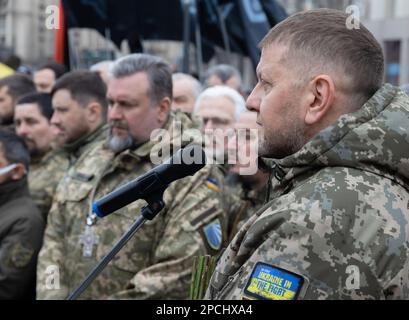 Kiew, Ukraine. 10. März 2023. Valeriy Fjodorovych Zaluzhniy lässt sich im Sarg mit der Leiche des ukrainischen Soldaten und Helden der Ukraine Dmytro Kotsiubailo, bekannt als „Da Vinci“, bei einer Beerdigung auf dem Unabhängigkeitsplatz im Zentrum Kiews verabschieden. Valerii Fedorovych Zaluzhnyi ist ein ukrainischer vier-Sterne-General, der seit dem 27. Juli 2021 als Oberbefehlshaber der Streitkräfte der Ukraine dient. Er ist gleichzeitig Mitglied des Nationalen Sicherheits- und Verteidigungsrates der Ukraine. Kredit: SOPA Images Limited/Alamy Live News Stockfoto