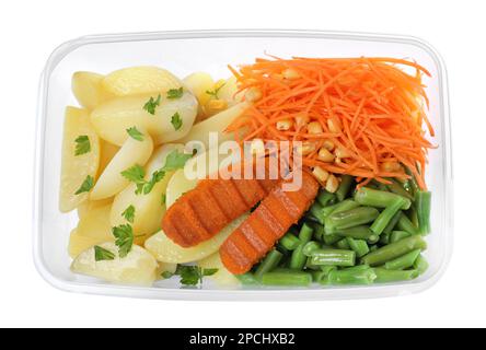 Leckere Kartoffeln mit Schnitzeln und Gemüse in einem Kunststoffbehälter isoliert auf weiß, Draufsicht Stockfoto
