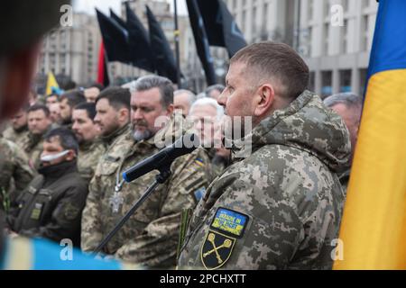 Kiew, Ukraine. 10. März 2023. Valeriy Fjodorovych Zaluzhniy lässt sich im Sarg mit der Leiche des ukrainischen Soldaten und Helden der Ukraine Dmytro Kotsiubailo, bekannt als „Da Vinci“, bei einer Beerdigung auf dem Unabhängigkeitsplatz im Zentrum Kiews verabschieden. Valerii Fedorovych Zaluzhnyi ist ein ukrainischer vier-Sterne-General, der seit dem 27. Juli 2021 als Oberbefehlshaber der Streitkräfte der Ukraine dient. Er ist gleichzeitig Mitglied des Nationalen Sicherheits- und Verteidigungsrates der Ukraine. Kredit: SOPA Images Limited/Alamy Live News Stockfoto