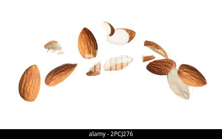 Leckere Mandelstücke auf weißem Hintergrund Stockfoto