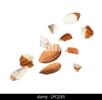 Leckere Mandelstücke auf weißem Hintergrund Stockfoto
