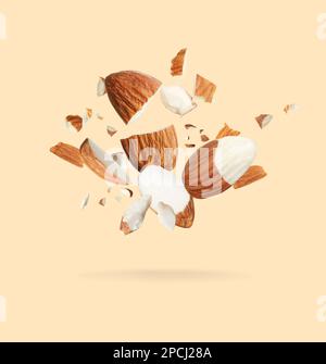 Leckere Mandelstücke auf beigefarbenem Hintergrund Stockfoto