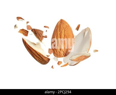 Leckere Mandelstücke auf weißem Hintergrund Stockfoto