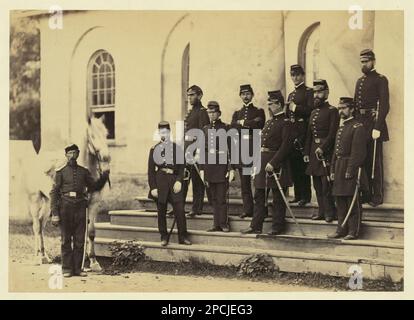 General Irvin McDowell und Stab, Arlington House, 1862. Titel von Artikel, ausgestellt in der Library of Congress, Washington, D.C., 2009: "With Malice towards None : the Abraham Lincoln Bicentennial Exhibition". McDowell, Irvin, 1818-1885, Stab, Militäroffiziere, Union, Virginia, 1860-1870, Usa, Geschichte, Bürgerkrieg, 1861-1865. Stockfoto