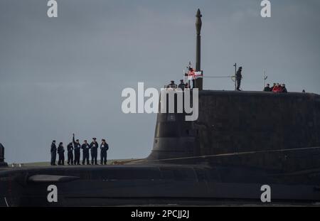 HMS Anson (S123) verlässt BAE Systems in Barrow-in-Furness (England) auf ihrer Jungfernfahrt nach Faslane, Schottland. Stockfoto