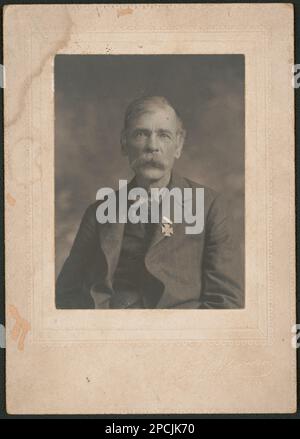 Nicht identifizierter Veteran aus dem Bürgerkrieg, der das Abzeichen Southern Cross of Honor trägt Richardson, Bedford City, Virginia. Liljenquist Family Sammlung von Bürgerkriegsfotos, pp/liljvet. Konföderierte Staaten von Amerika, Armee, Volk, 1910-1930, Veteranen, Confederate, 1910-1930, Usa, Geschichte, Bürgerkrieg, 1861-1865, Veteranen, Konföderierte. Stockfoto