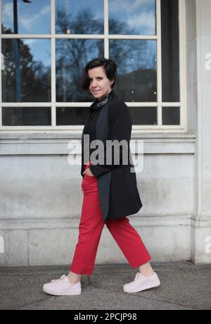 Stilvolle Frau in roter Hose Stockfoto