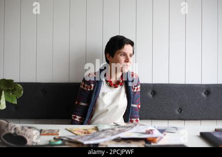 Ein Mädchen in einem Café, das aufpasst Stockfoto