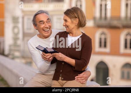 Happy Mature Ehepaar Mit Reisetickets Und Pässen Im Freien Stockfoto