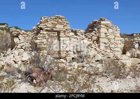 Ruinen von Kalksteinhäusern in der Geisterstadt Terlingua in West-Texas Stockfoto