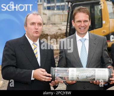Udo Ungeheuer, Vorsitzender des Vorstandes der Schott AG, links, und