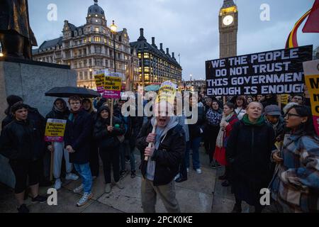 London, Großbritannien. 13. März 2023. Während der Kundgebung am Parlamentsplatz wird ein Demonstrant in der Mitte der Menge gesungen. Mehrere Hundert Demonstranten demonstrieren außerhalb des britischen Parlaments, während das Gesetz über illegale Migration im Unterhaus zur zweiten Lesung vorgelegt wird. Das Gesetz über illegale Migration, das von der britischen Regierung eingeführt wurde, wird von der Öffentlichkeit als Verletzung der Menschenrechte stark kritisiert. (Foto: Hesther Ng/SOPA Images/Sipa USA) Guthaben: SIPA USA/Alamy Live News Stockfoto