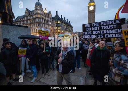 London, Großbritannien. 13. März 2023. Während der Kundgebung am Parlamentsplatz wird ein Demonstrant in der Mitte der Menge gesungen. Mehrere Hundert Demonstranten demonstrieren außerhalb des britischen Parlaments, während das Gesetz über illegale Migration im Unterhaus zur zweiten Lesung vorgelegt wird. Das Gesetz über illegale Migration, das von der britischen Regierung eingeführt wurde, wird von der Öffentlichkeit als Verletzung der Menschenrechte stark kritisiert. Kredit: SOPA Images Limited/Alamy Live News Stockfoto