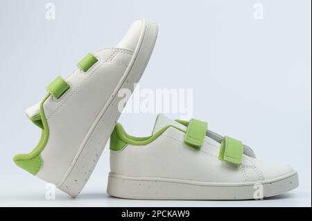 Klassische weiße Sneakerschuhe für Kinder mit Klettverschluss und isolierter Seitenansicht Stockfoto
