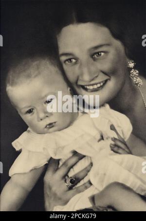 1935 , AUGUST , LONDON , GROSSBRITANNIEN : Die Königin ASTRID von BELGIEN ( geboren am 1905 . - 1935 ), verheiratet mit König LEOPOLD III. Der Belgier SACHSEN COBURG GOTHA ( 1901 - 1983 ), mit dem Sohn und dem zukünftigen König Albert II . (geboren 1934 ). Foto von Marcel Sternberger , London - Haus VON BRABANT - BRABANTE - Josephine Charlotte - Könige - nobili - nobiltà - principessa reale - BELGIO - Portrait - Rituto - Kind - Kinder - Bambini - bambino - SVEZIA - GESCHICHTE - FOTO STORICHE - ALBERTO RE DEL BELGIO --- Archivio GBB Stockfoto