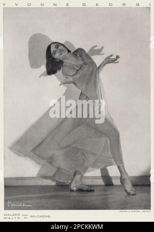 1934 Ca , Berlin , DEUTSCHLAND : die avantgardistische deutsche Tänzerin Ballerina YVONNE GEORGI in WALTZ von FRIEDERICH WILCKENS , Bühnenpartner des gefeierten Choreografen und Filmschauspielers HARALD KREUTZBERG ( 1902 - 1968 ) . Von Theatertouristen in Deutschland und den USA. . Foto: A. Binder , BERLIN - MODERNISMO - ART DECO - TANZ - DANZA - COREOGRAFO - COREOGRAPHIE - COREOGRAFIA - BALLERINO - EURYTHMISCHER TANZ - AVANTGARDE - DANZA - KINO - BALLETTO - TEATRO - MANNTÄNZER - AVANGUARDIA - THEATER - THEATER - MODERNO - MODERNISMUS - THEATER - THEATER - THEATER - Archivio GBB Stockfoto