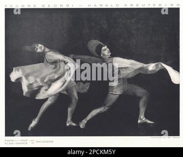 1934 Ca , Berlin , DEUTSCHLAND : die avantgardistische deutsche Tänzerin , Choreograf und Filmschauspielerin HARALD KREUTZBERG ( 1902 - 1968 ) mit Ballerina YVONNE GEORGI im FAHNENTANZ von WILCKENS . Von Theatertouristen in Deutschland und den USA. . Foto von Robertson , Berlin . - MODERNISMO - ARTD DECO - TANZ - DANZA - COREOGRAFO - COREOGRAPHIE - COREOGRAFIA - BALLERINO - EURYTHMISCHER TANZ - AVANTGARDE - DANZA - KINO - BALLETTO - TEATRO - MANNTÄNZER - AVANGUARDIA - THEATER - THEATER - MODERNO - MODERNISMUS - THEATER - THEATER - THEATER Motivkostüm - Kostüm di Scene - BAUHAUS - du Stockfoto