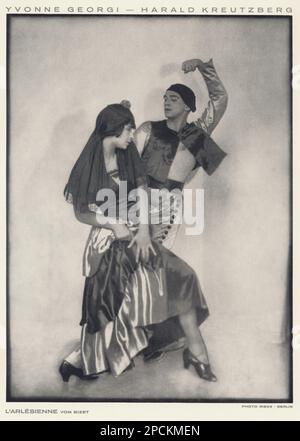 1934 Ca , Berlin , DEUTSCHLAND : die avantgardistische deutsche Tänzerin , Choreograf und Filmschauspielerin HARALD KREUTZBERG ( 1902 - 1968 ) mit Ballerina YVONNE GEORGI in L'ARLESIENNE von Bizet . Von Theatertouristen in Deutschland und den USA. . Foto von Riess , Berlin . - MODERNISMO - ARTD DECO - TANZ - DANZA - COREOGRAFO - COREOGRAPHIE - COREOGRAFIA - BALLERINO - EURYTHMISCHER TANZ - AVANTGARDE - DANZA - KINO - BALLETTO - TEATRO - MANNTÄNZER - AVANGUARDIA - THEATER - THEATER - MODERNO - MODERNISMUS - THEATER - THEATER - THEATER Motivkostüm - Kostüm di Scene - BAUHAUS - Duo - Stockfoto