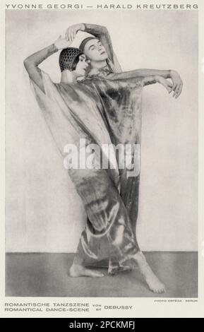 1934 Ca , Berlin , DEUTSCHLAND : die avantgardistische deutsche Tänzerin , Choreograf und Filmschauspielerin HARALD KREUTZBERG ( 1902 - 1968 ) mit Ballerina YVONNE GEORGI in DER ROMANTISCHEN TANZSZENE von DEBUSSY . Von Theatertouristen in Deutschland und den USA. . Foto von Ortega , Berlin . - MODERNISMO - ARTD DECO - TANZ - DANZA - COREOGRAFO - COREOGRAPHIE - COREOGRAFIA - BALLERINO - EURYTHMISCHER TANZ - AVANTGARDE - DANZA - KINO - BALLETTO - TEATRO - MANNTÄNZER - AVANGUARDIA - THEATER - THEATER - MODERNO - MODERNISMUS - THEATER - THEATER - THEATER Szenenkostüm - Kostüm di Scene - Bau Stockfoto