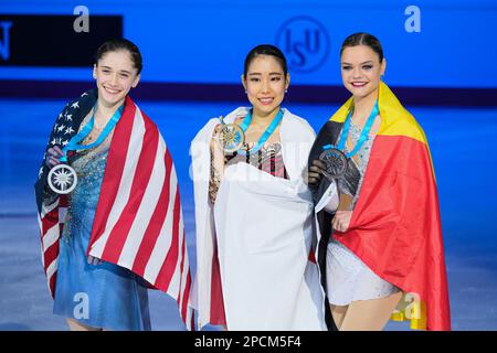 Turin, Italien. 10. Dezember 2022. (L) Isabeau Levito aus den USA (Silber), (C) Mai Mihara aus Japan (Gold) und (R) Loena Hendrickx aus Belgien (Bronze) posieren mit ihren Medaillen in den Seniorenfrauen während des ISU Grand Prix des Eiskunstlauf-Finales Turin in Palavela. (Foto: Davide Di Lalla/SOPA Images/Sipa USA) Guthaben: SIPA USA/Alamy Live News Stockfoto