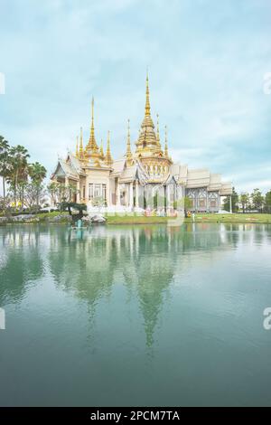 Wat Non Kum, ein schöner Tempel im Nordosten Thailands, in der Provinz Sikhio, Nakhon Ratchasima gelegen. (Übersetzung: Frohes neues Jahr) Stockfoto