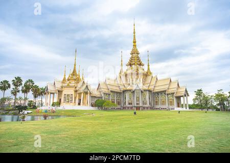 Wat Non Kum, ein schöner Tempel im Nordosten Thailands, in der Provinz Sikhio, Nakhon Ratchasima gelegen. (Übersetzung: Frohes neues Jahr) Stockfoto