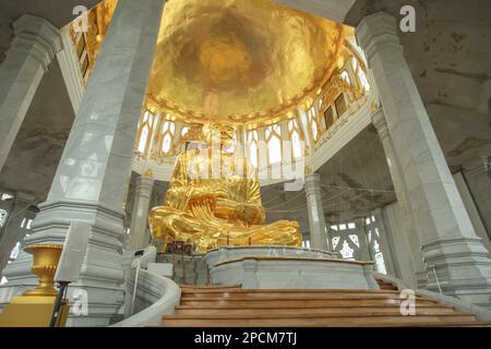 Die Statue des berühmten Mönchs namens Somdet Phra Buddha charn Toh befindet sich in der Hauptkapelle des Wat Non Kum Tempels in der Provinz Nakhon Ratchasima, Thailand. Stockfoto