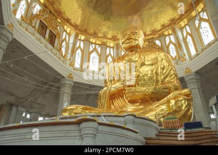 Die Statue des berühmten Mönchs namens Somdet Phra Buddha charn Toh befindet sich in der Hauptkapelle des Wat Non Kum Tempels in der Provinz Nakhon Ratchasima, Thailand. Stockfoto